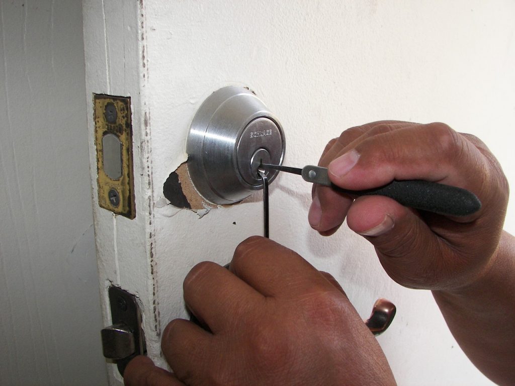 Locksmith Bloomington MN and all area 24 hours service BBB locksmith